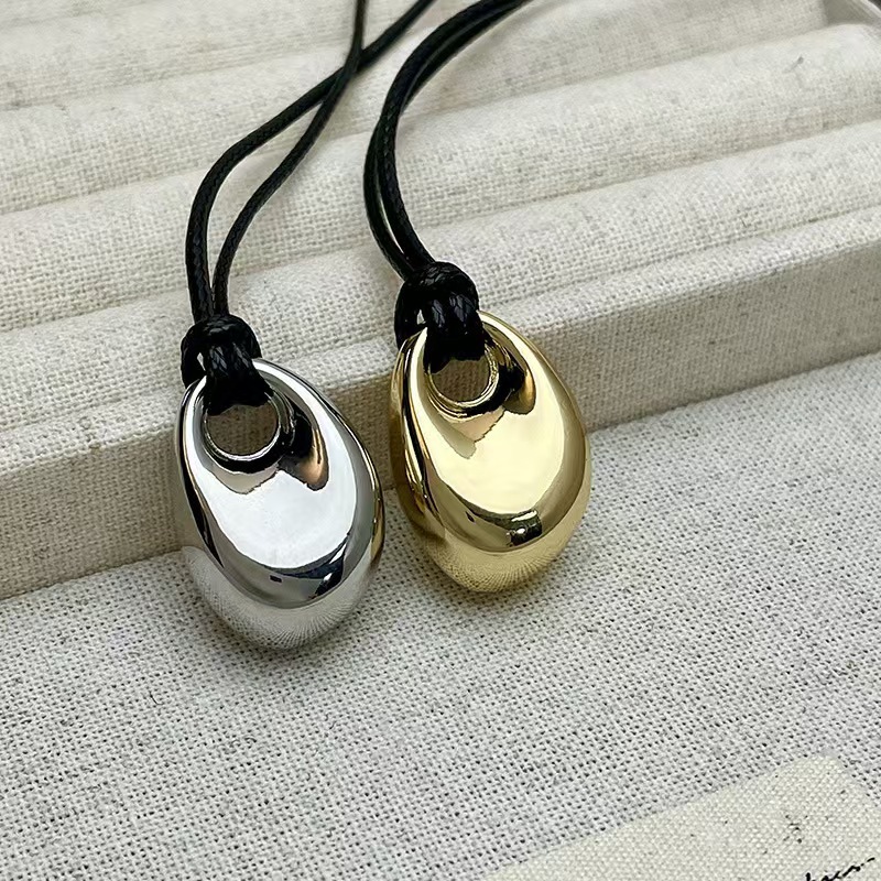 Mens Fashion Trends 2026 - Collana coreana con ciondolo a forma